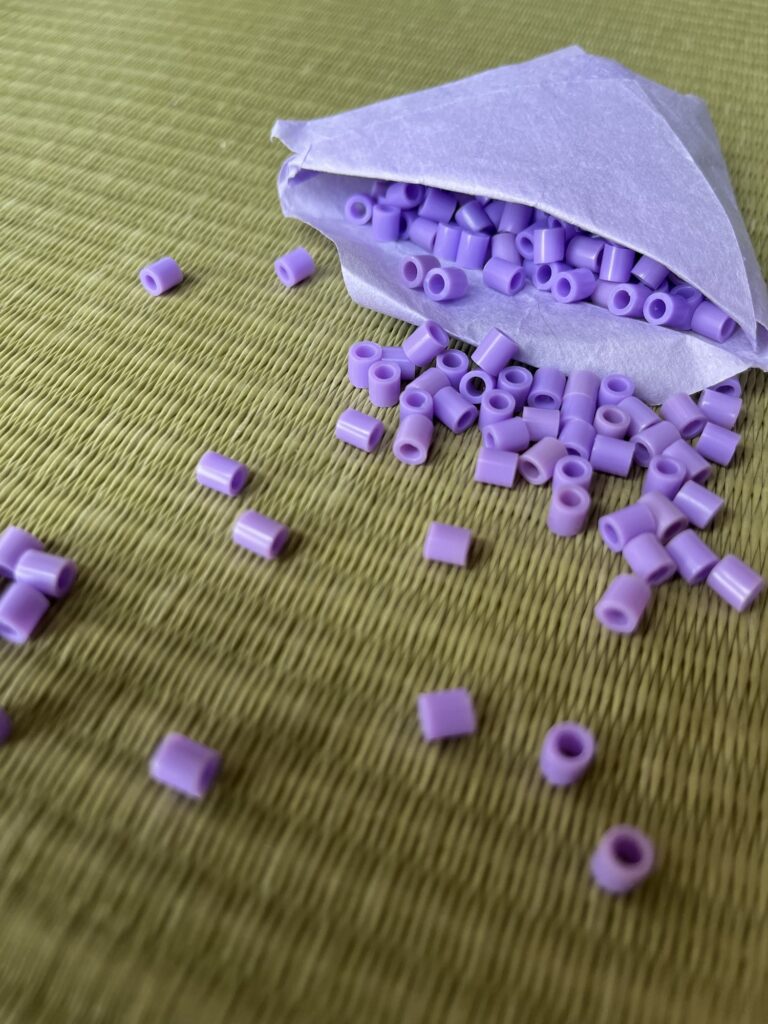 紫のアイロンビーズ