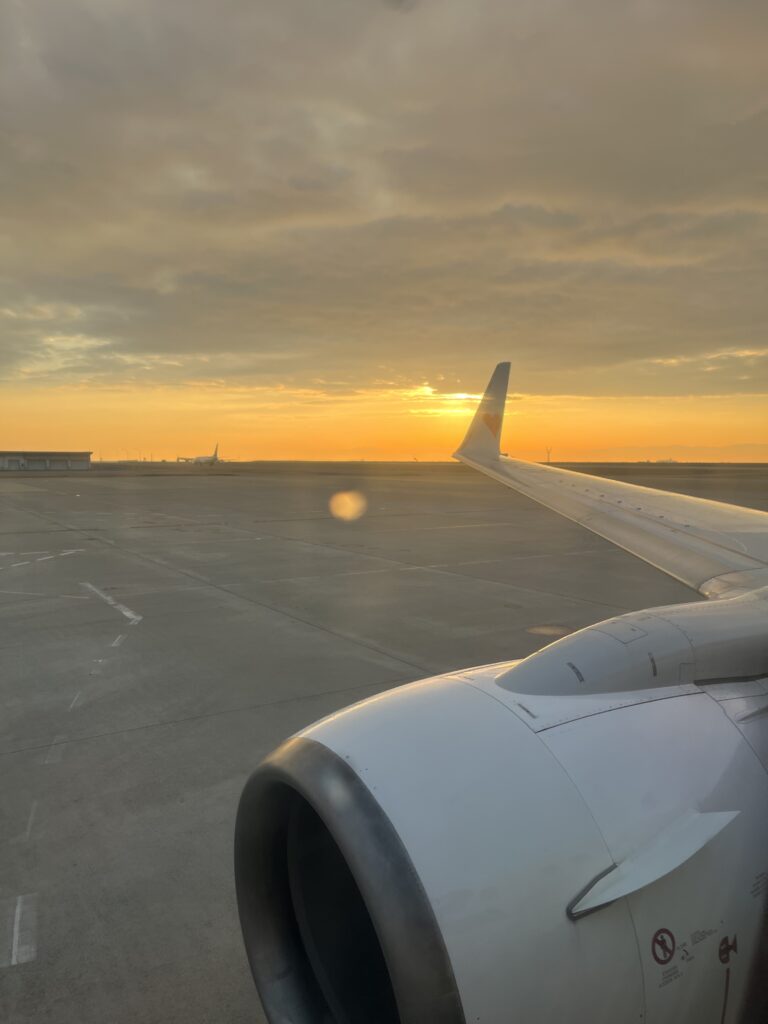 飛行機と朝日