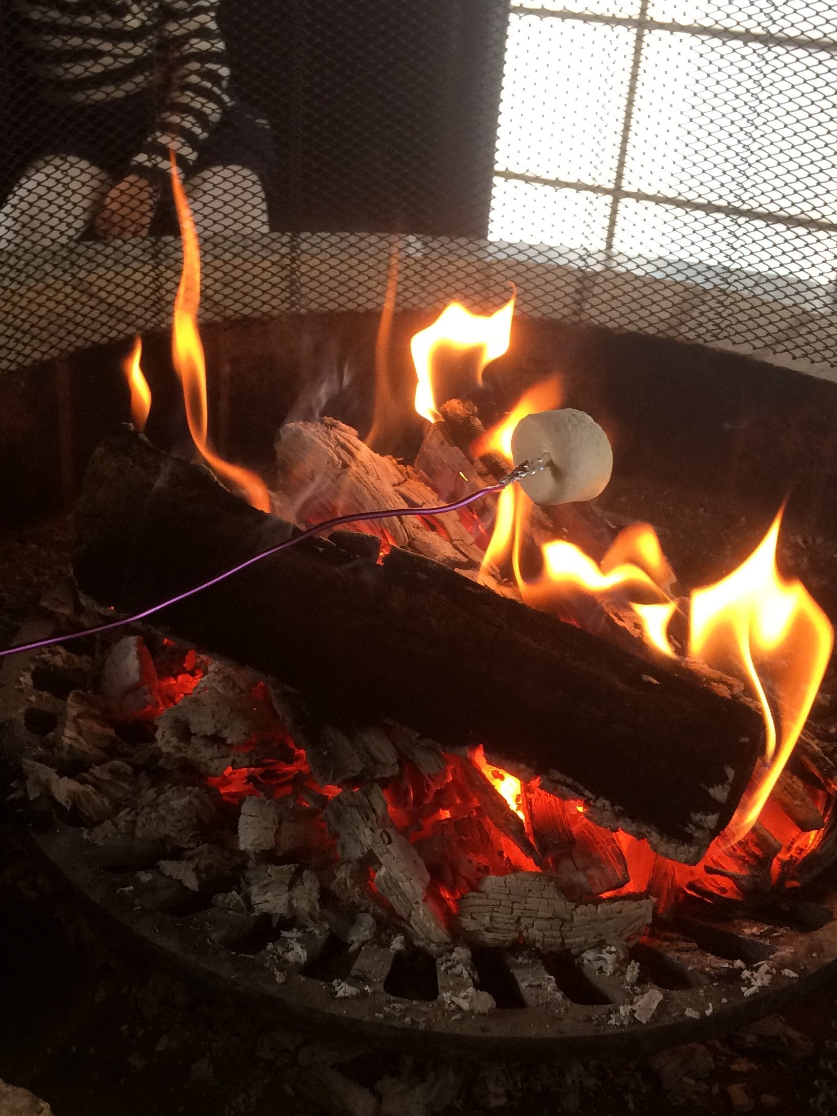 暖炉でマシュマロを焼く