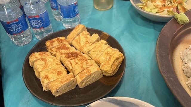 和食器に盛る卵焼き