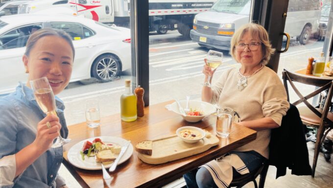 ニューヨークでギリシャ料理を食べる女性