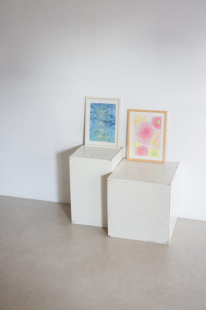 画像 青い海の絵とピンクのお花の水彩画
