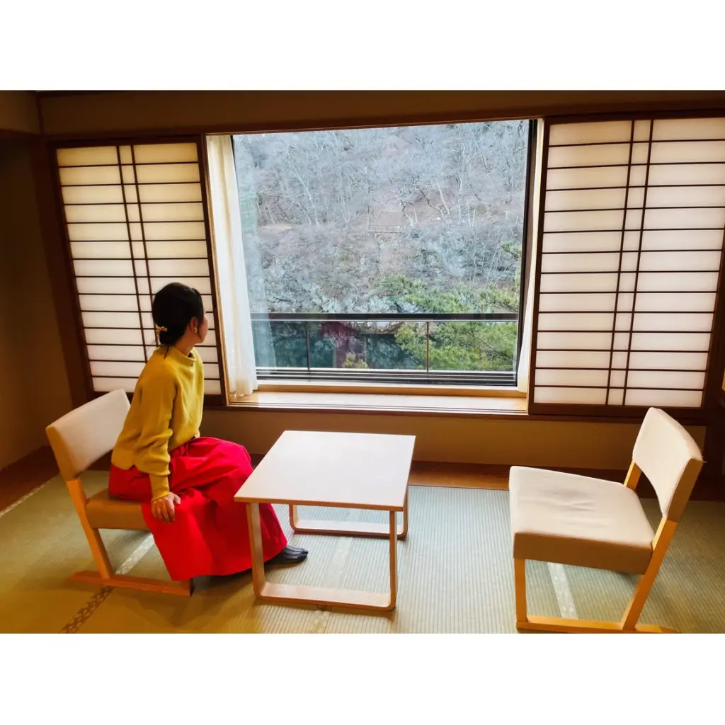 画像 景色を見る女性 湯けむりの里 柏屋