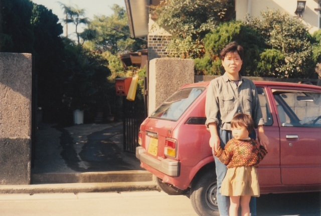 画像 赤い車と大人の女性と小さい女の子