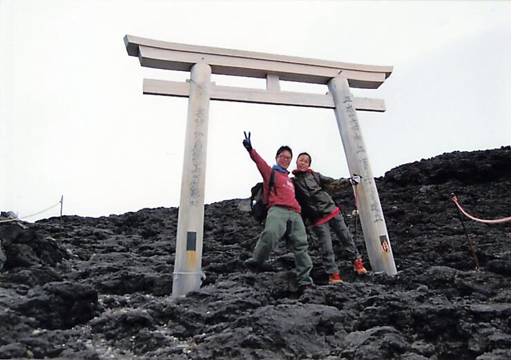 画像 富士山頂に登った男女