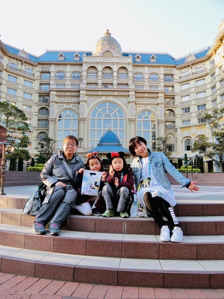 画像 ディズニーランドホテルの前に座る人達