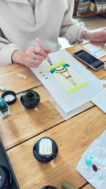 画像 筆でエッフェル塔を描く人