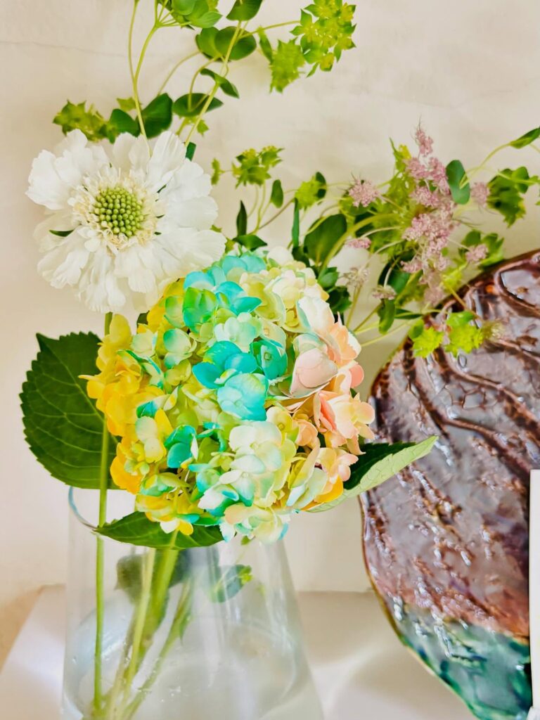 水色と黄色のアジサイアレンジ　透明の花器