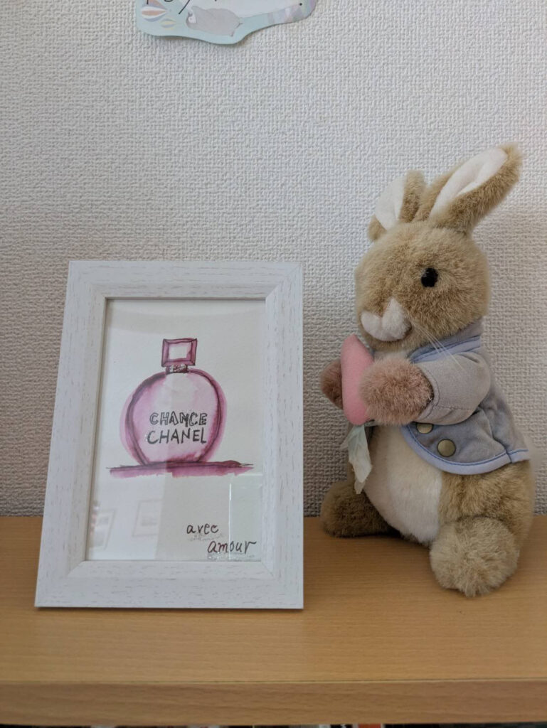 画像 ピーターラビットのぬいぐるみ 香水のイラスト 白いフレーム