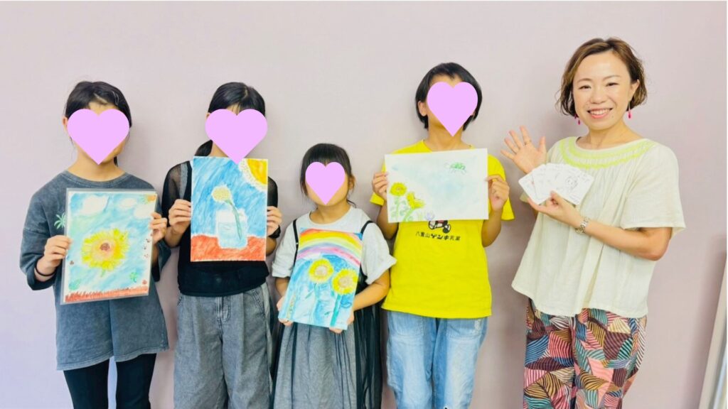 こどもお絵描き教室　絵を持つ子供たち