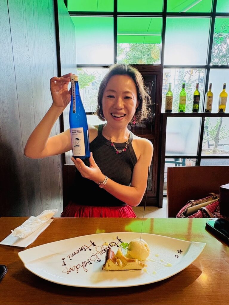 備中あわ蔵　日本酒を持っている女の人　誕生日ケーキでお祝い