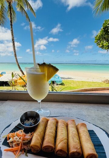 画像 グアムタモンビーチとトロピカルカクテルと春巻き ピナコラーダ ビーチハウスグリル