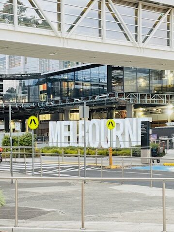 メルボルン空港　ターミナル３　MELBOURNEモニュメント
