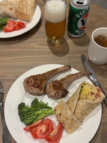 Quest Geelong Central Hotel キッチン ラム肉　オーストラリア
