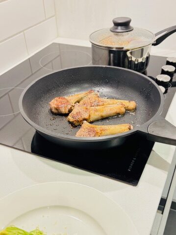 Quest Geelong Central Hotel キッチン ラム肉　オーストラリア