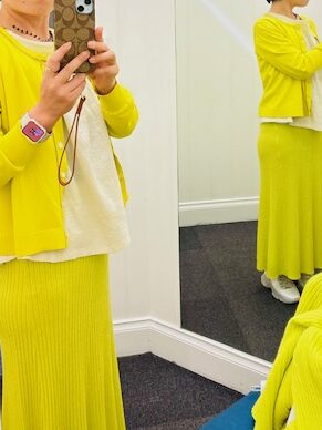 黄色いウールのロングスカート