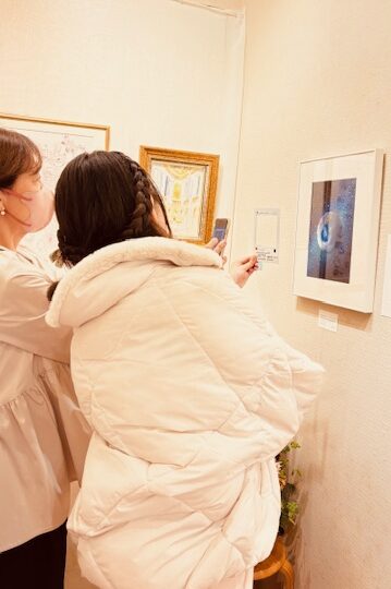 絵画鑑賞する親子