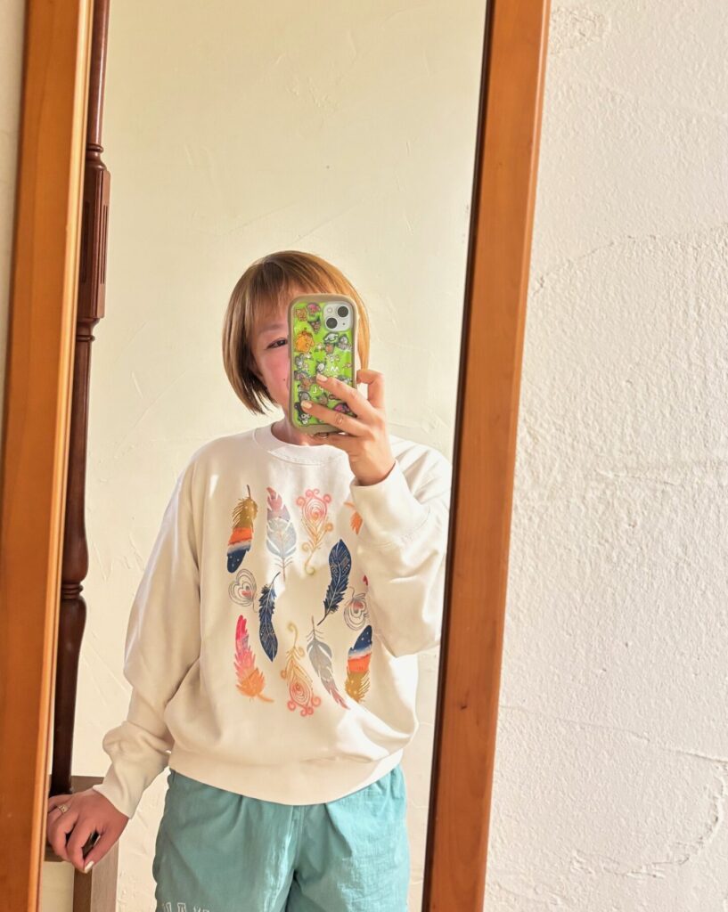 画像 お洒落なオフホワイトのトレーナー